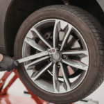 informações escritas na lateral do pneu